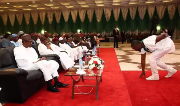 Darey Art Alade prostrates to Pres. Buhari at the launch of Change Begins With Me campaign